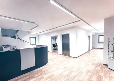 Ein modernes Büro mit Holzboden und weißen Wänden.